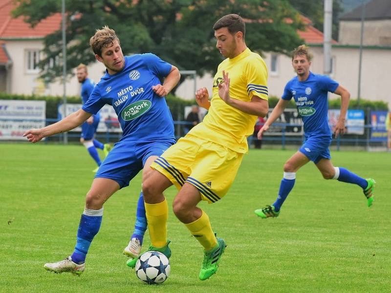 Fotbalisté Králova Dvora (v modrém) doma porazili Domažlice 1:0. 