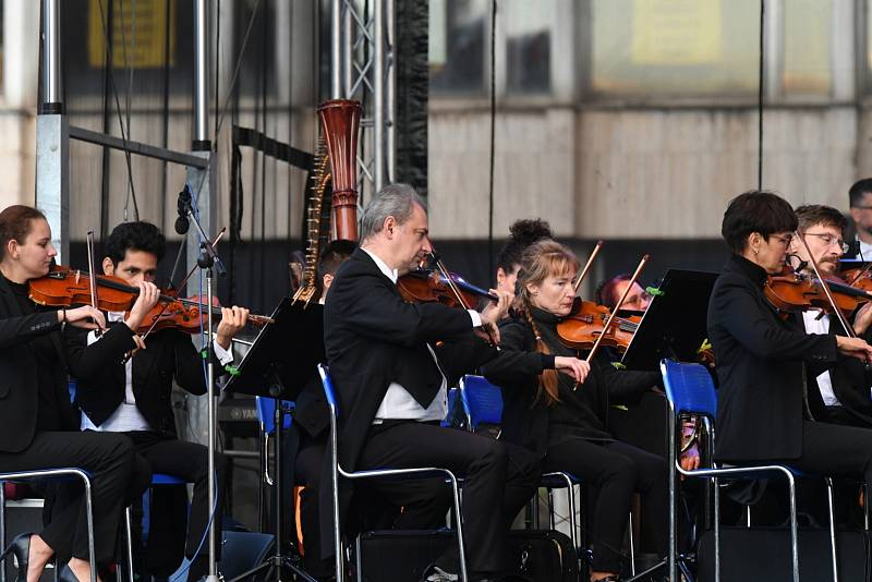 Z koncertu Karlovarského symfonického orchestru na berounském Husově náměstí.