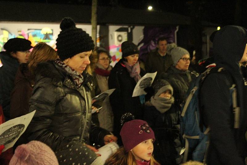 Česko zpívá koledy 2018. I přes vytrvalé sněžení si cestu k Domečku Hořovice našly desítky lidí.