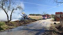 Berounští i hořovičtí profesionální hasiči v neděli dopoledne zasahovali u rozsáhlého požáru stohu kulatých balíků slámy u zemědělské usedlosti mezi Zdicemi a Knižkovicemi.