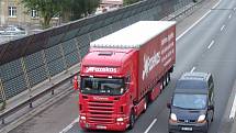 Kamionů jezdí po dálnici plno