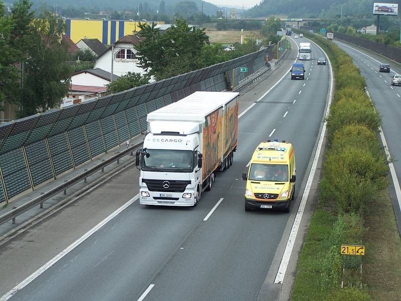 Kamionů jezdí po dálnici plno