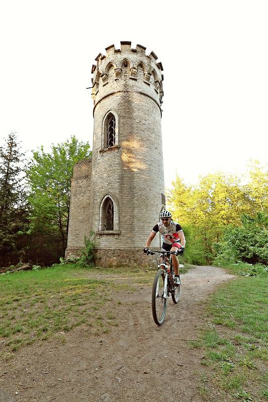 Bike Hero, krásný cyklistický okruh kolem Berounska a Rakovnicka zavádí účastníky na čtyři hrady, ale rozhledny a další skvělé destinace.