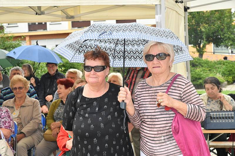 Odpoledne u Hvězdy s dechovou a cimbálovou muzikou, Beroun.