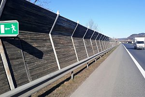 Protihluková stěna na dálnici D5 nedaleko Zdic před opravou.