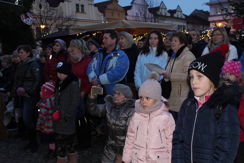 Na Husově náměstí v Berouně v pondělí zazpívaly děti Základní umělecké školy Václava Talicha vánoční koledy.