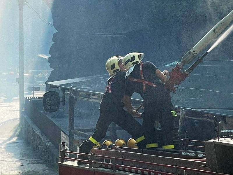 Odřad HZS Středočeského kraje vyjel na pomoc při požáru v Hřensku.