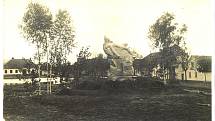 Pomník padlých v Neumětelích, postavený v roce 1924. Snímek je vyfocen někdy mezi lety 1924 až 1935.