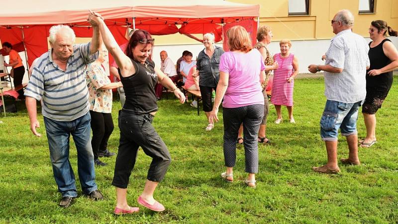 Velice oblíbenou tradicí se nejen pro obyvatele králodvorského domova s pečovatelskou službou, ale i členy králodvorského klubu seniorů stalo pečení buřtů na místní zahradě.