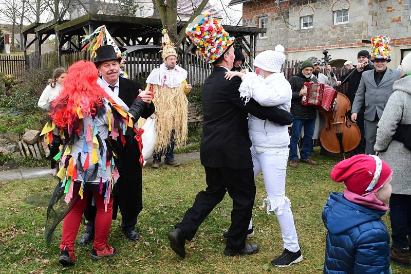 Z masopustního průvodu v Koněprusích.