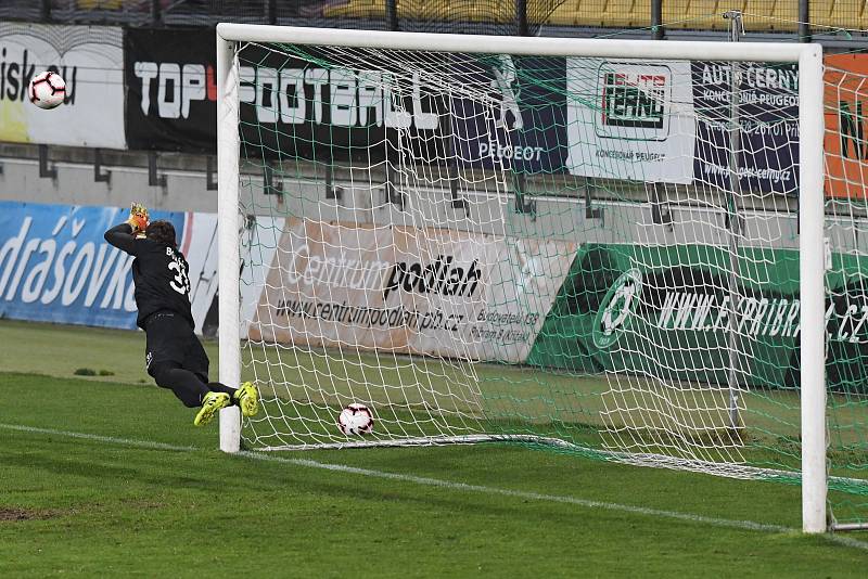 Cábelíci (v červeném) zdolali rezervu Příbrami na hlavním stadionu.