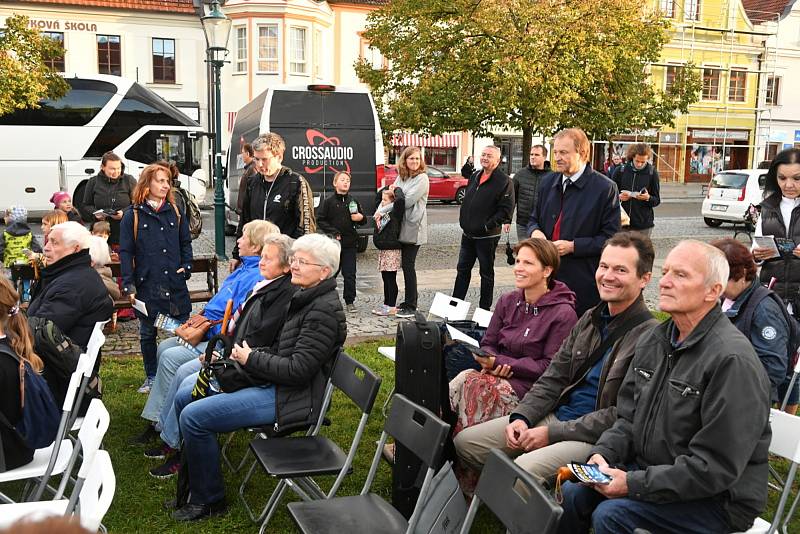 Z koncertu Karlovarského symfonického orchestru na berounském Husově náměstí.