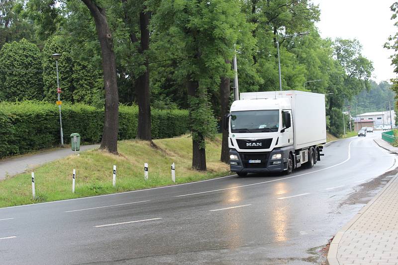 Přes centrum Hořovic projede každý den na 150 kamionů. Nejvíc jezdí po hlavních silnicích v Tyršově a Masarykově ulici.