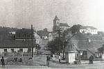 Pohled na počapelské náměstíčko s rybníčkem a tyčícím se kostelem na návrší kolem roku 1920.
