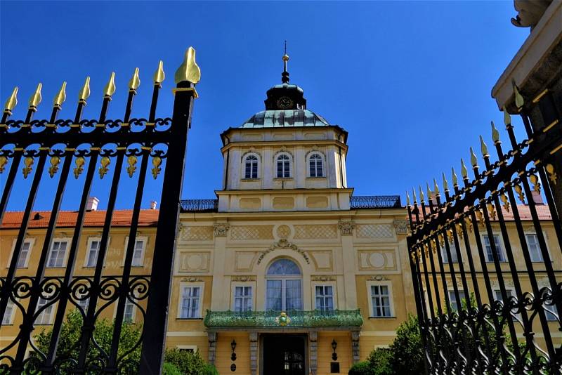 Videoklip k písni evokuje tragický životní příběh bratra majitele hořovického panství a akrobatického letce Tassila prince Hanau.