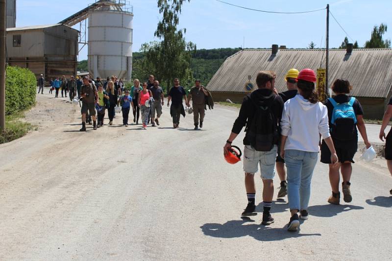 Exkurze do štol Velké a Malé Ameriky a Mexika je zajímavá, průvodce seznamuje účastníky i s minulostí oblasti.