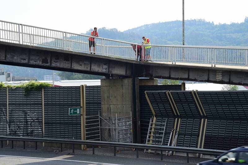 Lávka v Králově Dvoře přes D5 dočasně zmizela.