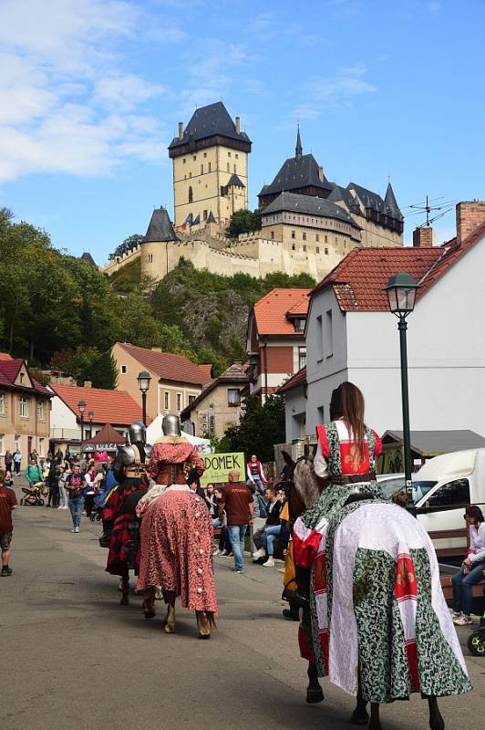 Z císařského průvodu v rámci Karlštejnského vinobraní.