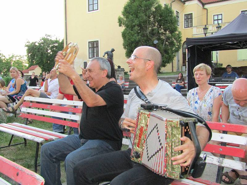 Členové originální baskické skupiny Korrontzi vyrazili i mezi přítomné diváky. Foto: Informační centrum Hořovice