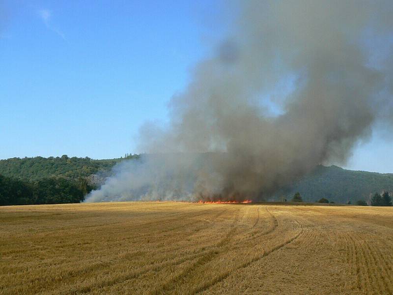 Poláž pole ve Žloukovicích na Berounsku ohrozil lidi v chatové osadě