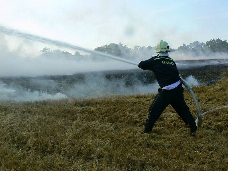 Poláž pole ve Žloukovicích na Berounsku ohrozil lidi v chatové osadě