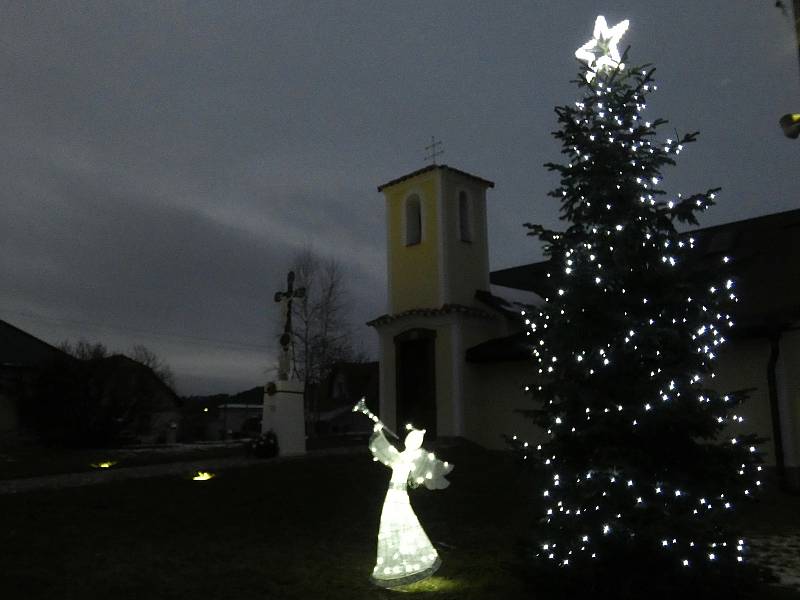 Vánoční strom v obci Chlustina.