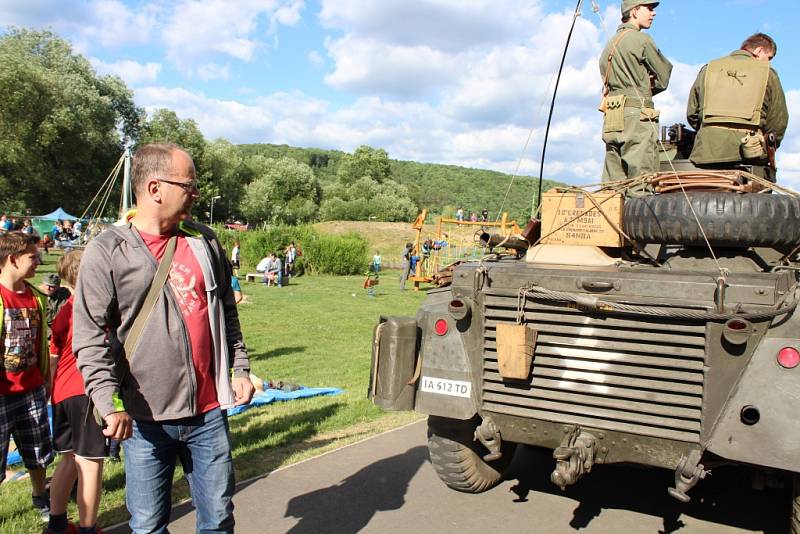 Letošní ročník Velké bitvy v Nižboru, který se konal v sobotu na prostranství Panské louky u řeky Berounky, přinesl přenesl návštěvníky nejen do středověku, ale i do období druhé světové války.