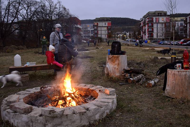 Z výsadby stromů v parku Na Paloučku v Berouně.