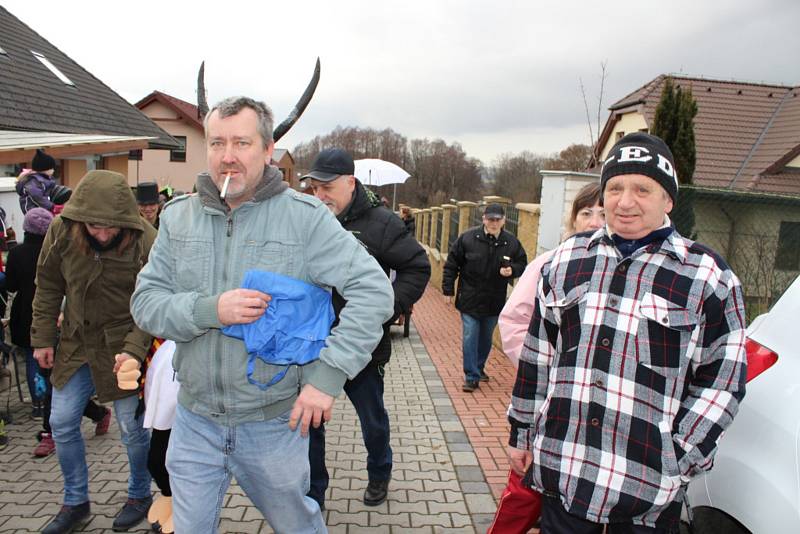 Tradiční masopust v obci Halouny byl opět ve znamení dobrého jídla, pití,  hudby  a bujarého veselý