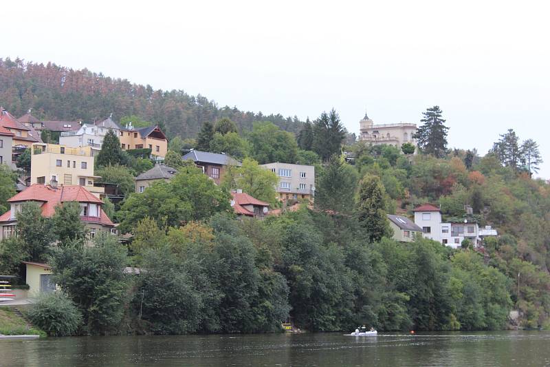 V berounském autokempu bylo o víkendu rušno. Konal se zde už 13. ročník závodů dračích lodí Berounský drak. Jeho součástí byl i Lunapark pro děti.