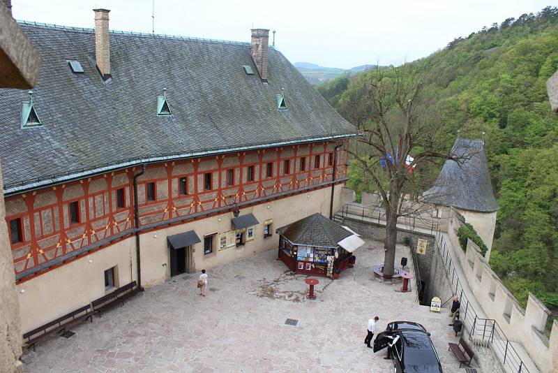 V obřadní síni hradu Karlštejn byla v pondělí symbolicky a slavnostně zahájena rozsáhlá obnova jedné z nejkrásnějších českých památek.