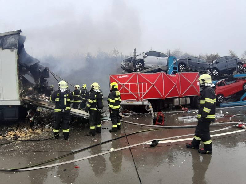 Tragická dopravní nehoda na Pražském okruhu nedaleko Jesenice ve směru k letišti.