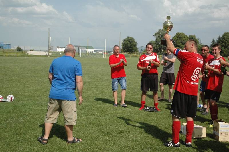 Fotbalisté Tlustice i přes prohru se Žebrákem v posledním kole měli důvod k oslavě.