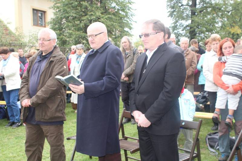 Desítky Ludmil z Česka, ale i Slovenska a stovky dalších lidí přijely v sobotu na Svatoludmilskou pouť, která se už tradičně konala v obci Tetín.