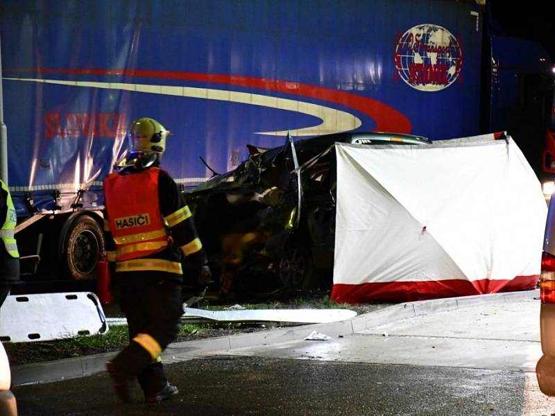 Tragická dopravní nehoda u čerpací stanice na 37. kilometru dálnice D5 na Berounsku.