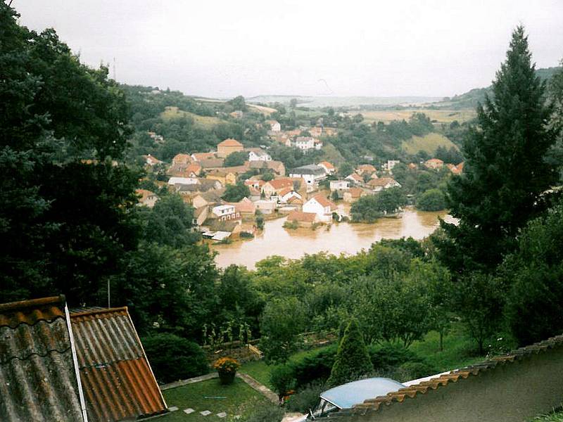 V roce 2002 přišly stovky rodin v Hýskově, Nižboru, Srbsku, Karlštejně i Zadní a Hlásné Třebani o střechu nad hlavou. Dodnes nejsou před velkou vodou chráněni. Protipovodňová opatření se zrealizovala pouze v Berouně a Králově Dvoře.