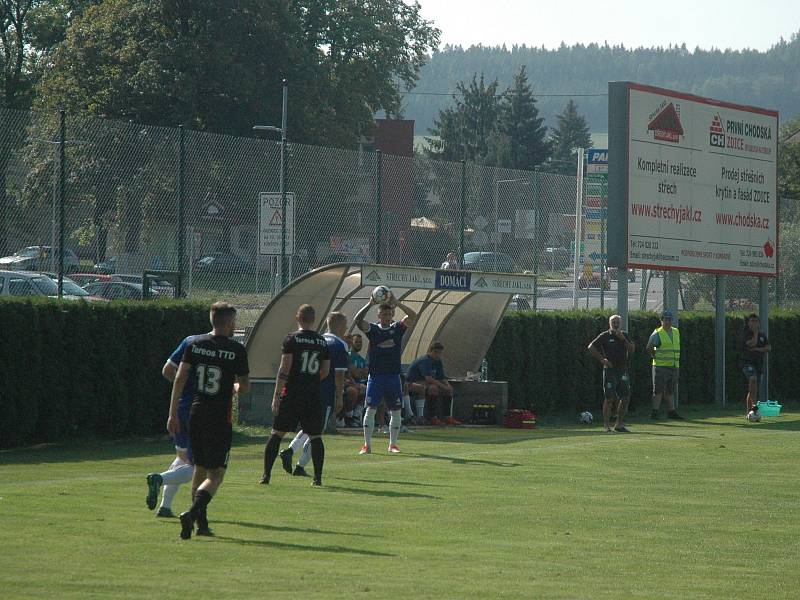 Domácí Komárov (v modrém) marně dobýval defenzivu Dobrovice.