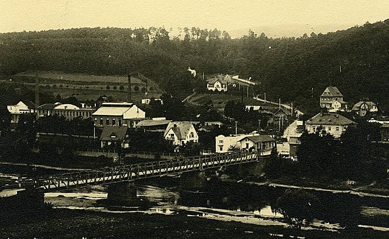 Na fotografii ze začátku minulého století je zřetelně viděl nižborská sklárna a koryto Berounky, ve kterém je v porovnání se současností velmi málo vody.