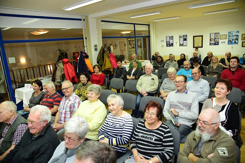 Ze křtu knihy 'Tajemství řeky Klabavy' v knihovně ve Strašicích.