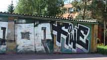 Velké sídliště v Berouně ničí sprejeři a různí vandalové. Najít zde budovu, na které by nebyly namalovány nějaké klikyháky je celkem zázrak. Šílené obrazce nejsou jen na nových fasádách zateplených panelových domů, ale i na městských objektech, kontejnere