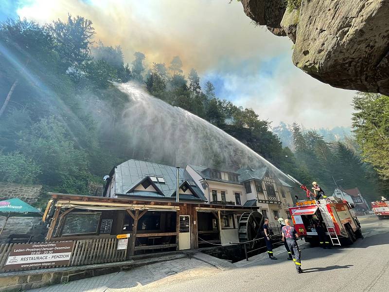 Odřad HZS Středočeského kraje vyjel na pomoc při požáru v Hřensku.