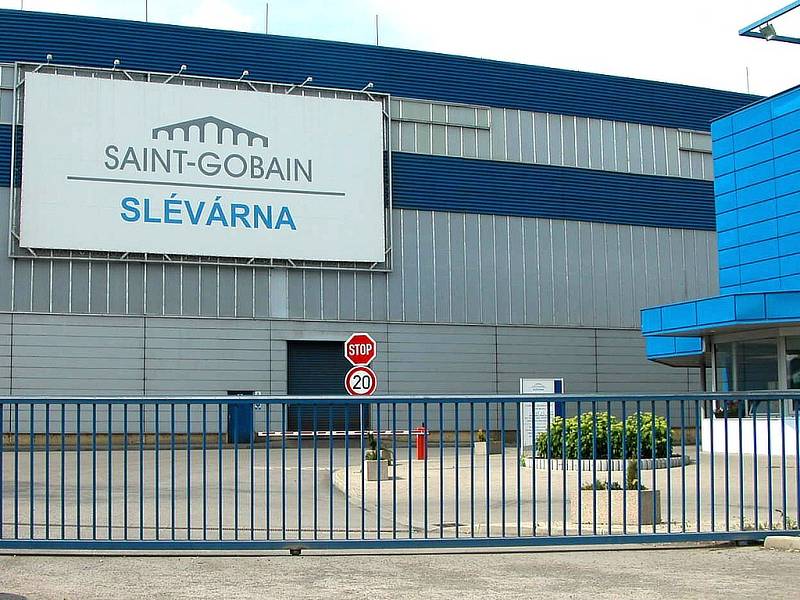 Soužití obyvatel centra Králova Dvora s fabrikou Saint Gobain není ideální. Kazí ho zápach, který často uniká ze slévárny.