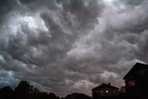 Bouřkové mraky nad Týncem nad Sázavou v úterý 29. června 2021 večer.