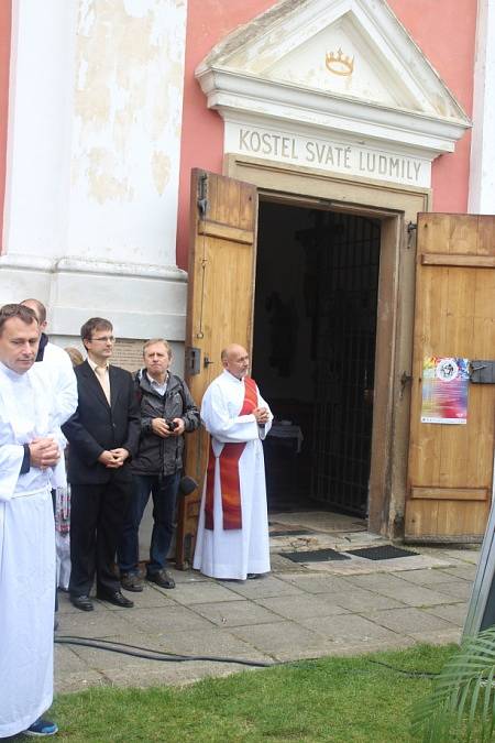 Desítky Ludmil z Česka, ale i Slovenska a stovky dalších lidí přijely v sobotu na Svatoludmilskou pouť, která se už tradičně konala v obci Tetín.