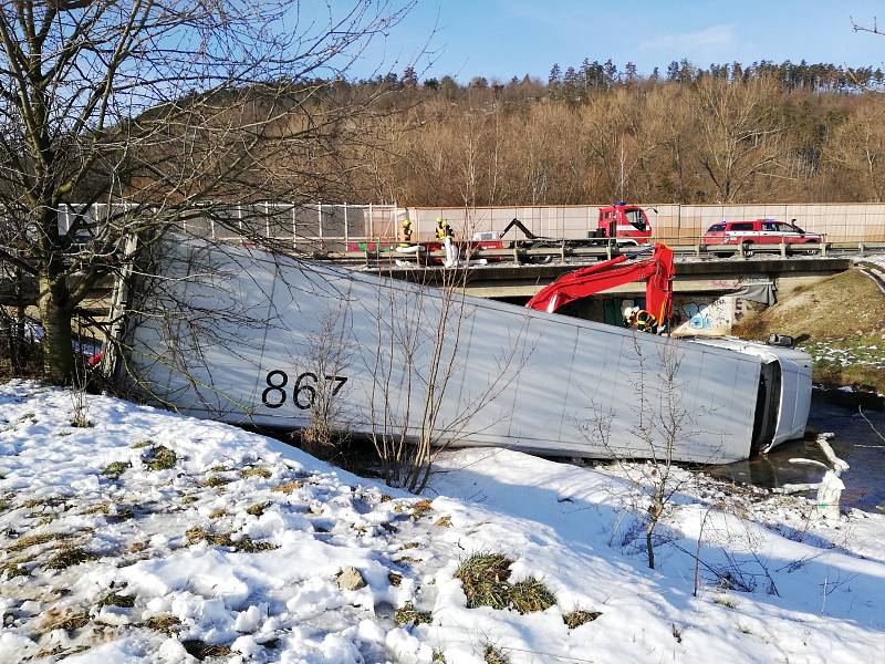 Dopravní nehoda nákladního automobilu na plzeňské dálnici.