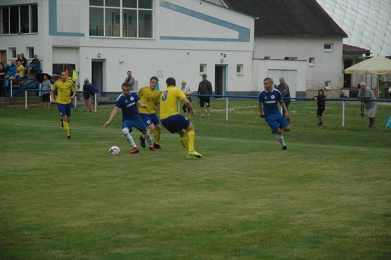 V úvodním duelu divize viděli diváci čtyři góly a hodně penalt.