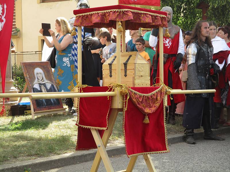 Na Tetín dorazil v sobotu 2. června průvod vévody Štěpána, další den pokračoval na Karlštejn v rámci královského průvodu.