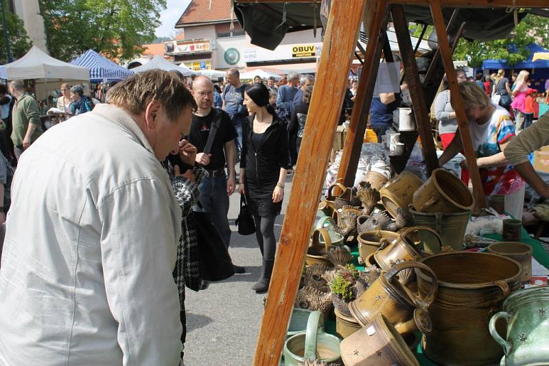 Kvalitního zboží je široká nabídka. Na trzích panuje tradičně příjemná atmosféra. Sobotní počasí bylo slunečné.