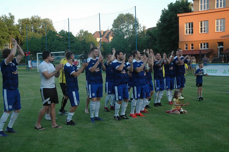 Vítězný pohár získali fotbalisté Komárova.