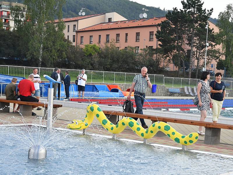 Ze slavnostního otevření berounského venkovního koupaliště na Velkém sídlišti.